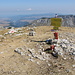 Prutaš - Am weitläufigen Gipfel, wo u. a. Wegweiser und Gipfelbuch zu finden sind.