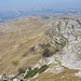 Prutaš - Ausblick am Gipfel. Im dunstigen Hintergrund sind die Massive Bioč, Maglić und Volujak zu erahnen, an der Grenze zu Bosnien-Herzegowina.