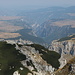 Prutaš - Ausblick am Gipfel in das Tal, das über den Sušičko jezero nordwärts zieht und in den Tara-Canyon mündet. Diese, im Hintergrund zu erahnende Schlucht gehört mit einer Länge von 78 km und einer Tiefe von 1.300 m zu den größten der Welt.