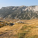 Im Aufstieg zwischen Dobri do (Šarban) und Škrčko ždrijelo - Rückblick kurz nach dem Beginn der Wanderung. Hinten ist der Lojanik zu sehen.