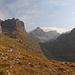 Im Aufstieg zwischen Dobri do (Šarban) und Škrčko ždrijelo - Noch wabern Wolken über einige Gipfel. Links ist derweil "unser" Pfad zu erahnen.