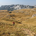 Im Aufstieg zwischen Dobri do (Šarban) und Škrčko ždrijelo - Rückblick auf ca. 2.030 m vor dem Hintergrund des Lojanik.
