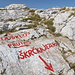 Škrčko ždrijelo - Wegweiser am Pass-Übergang. Wir sind soeben aus Richtung "Dobri do" gekommen und gehen nun etwas unterhalb des Kamms weiter in Richtung "Prutaš". Auch ein Abstieg zum Kleinen und Großen "Škrčko-See" wäre möglich.