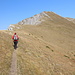 Im Aufstieg zwischen Škrčko ždrijelo und Prutaš - In der Regel führt der Wanderweg nun etwas unterhalb des Kamms durch die grasige Flanke.