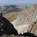 Im Aufstieg zwischen Škrčko ždrijelo und Prutaš - Ausblick an den steilen, westseitigen Abbrüchen des Kamms in ca. 2.300 m.