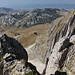 Im Aufstieg zwischen Škrčko ždrijelo und Prutaš - Blick entlang der west-/südwestseitigen Abbrüche, hier nur noch wenige Minuten vom Gipfel entfernt.