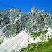 Vom Fürggele (rechts) gehts auf steilem Steig hinter dem Felszahn hoch bis in die Scharte und dann unterhalb des Grates weiter nach links Richtung Gipfel (Strecke nicht sichtbar)