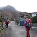 Partenza da Rongio (frazione di Mandello del Lario) con temperatura piuttosto rigida. La nostra meta si trova sulla cima della montagna che si vede in primo piano.