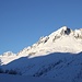 <b>Oltre all’onnipresente Galenstock, spicca la frastagliata catena che dal Sunnig Berg (2731 m) sale fino allo Spitzberg (2934 m). </b>