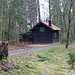 an dieser Forstdiensthütte geht man vorbei hinab zum Laufenbach