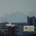 Links vom Wendelstein müsste der Wilde Kaiser sein, also hier ganz links das Lärchegg und ganz rechts die Ellmauer Halt. Blinder Schuss, war auf dem Display nicht auszumachen.
