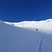 an der Grenze zur Sonne - zum Ammertespitz;
die Skitourengänger geben die Richtung an; nach rechts zum Grat, und auf diesem zum Gipfel