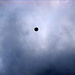 Ein Heissluftballon schwebt durch den Himmel.