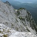 Blick von der Unteren Wettersteinspitze in die Nordflanke der Oberen Wettersteinspitze. Man kann den Steig,der unter dem Gemsanger verläuft, rechts der Bildmitte erkennen.