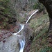 ... entlang der schönen Wasserfallkombination ...