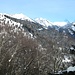 Uno sguardo dai boschi verso la parte finale della Val Morobbia. La depressione sul fondo della foto è rappresentata dal Passo S. Jorio, attraversando il quale si scende in Italia.