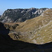 Im Aufstieg zwischen Dobri do und Zeleni vir - Rückblick über das Urdeni do. Im Hintergrund ist der Lojanik zu sehen.