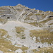 Im Aufstieg zwischen Dobri do und Zeleni vir - Blick zu den markanten Felsschichtungen (Šareni pasovi) zwischen Štit und Samar.
