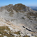 Am Pass Velika previja - Blick über das Valoviti do zum Gipfel Rbatina (2.401 m).