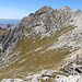 Lučin vrh - Ausblick am Gipfel, u. a. zum Pass Velika previja und zur Đevojka (Soa, 2.440 m).