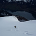 Skifahren in strahlendem Weiss vor dem dunklen Wägitaler See