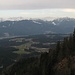Föhnstimmung über dem Inntal. Der dunkle Bergzug rechts ist der Gratlspitz (1899m), links der tief verschneite Große Galtenberg (2424m). Die Wolken dazwischen verbergen einige Zillertaler Berge.