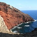 Cala dello Zenobito: le colate di lava di colore rosso intenso, originatisi dal vulcano più "giovane", formano uno spettacolare contrasto di colori tra il blu del mare e il bianco del cono vulcanico più "vecchio"