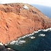 Cala dello Zenobito: le suggestive rocce rosse documentano il susseguirsi delle eruzioni vulcaniche associate al cratere più piccolo e più recente
