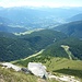 Oberhalb der Bildmitte Meransen und Brixen. Im Hintergrund die Dolomiten.