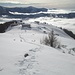 Lasciata la Capanna Mognone (m 1.463), è iniziato il tratto più duro dell’escursione: 300 m di salita per arrivare all’Alpe Morisciolo, con pista da battere su neve trasformata e un po’ cedevole; intanto ritorna il sole e ci sarà da sudare…