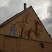 Kunstwerk an einem Haus im Ortskern von Wisches (268m).