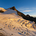 Hohbalmgletscher und Ulrichshorn vom Anseilplatz aus (Panoramaaufnahme). Die ersten Sonnenstrahlen erreichen gerade den Gletscher.