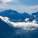Gipfelausblick vom Ulrichshorn: Pizzo d'Andolla mit Wolken im Vordergrund.