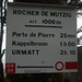 Gipfelwegweiser auf dem Rocher de Mutzig (1010m). Je nach Quelle findet man Höhenangaben von 1008m, 1009m oder 1010m.