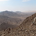 Kurz vor dem Gipfel kommt man zu einem kleinen Sattel, von dem man einen guten Blick hinüber in den Sinai, bzw. nach Ägypten hat.
