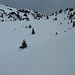 Der vor mir liegende Aufstiegshang. Oben links der Bildmitte sieht man zwei Skitourengeher.