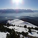 Der Abstieg erfolgt zuerst durch die Latschen, bis man weiter unten wieder in die schöne weite Schneefläche kommt. Den Ausblick ins Karwendel bekommt man kostenlos dazu. 