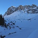 Bis hinauf zur Alp Partnunstafel verläuft die Route am morgen noch im Schatten des Tals vom Schanilabach. Dabei hat man stats die Wiss Platte (2628,0m) und Schijenflue (2627m) vor Augen.