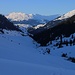 Blick zurück bei der Alp Partnunstafel ins schattige Tal des Schanilabaches. Rects oben ist der Skiberg Chrüz (2195,7m), am Horizont sind die Sonnenhänge der Fideriser Heuberge.