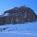 Kurz vor dem Ausstieg aus dem Gemschtobel siht mal plötzlich das überdimensional grosse Gipfelkreuz auf der Sulzflue (2817,2m).