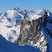 Die Sulzfluh (2817,2m):<br /><br />Gipfelaussicht nach Nordosten hinüber zur Drusenfluh dessen höchsten Punkt der grosse Turm (2830m) der „Drei Türmen“ ist. Von der österreichischen Norseite ist der wuchtige Berg einfach zu besteigen, so erkennt manauf dem Foto auch sogar Leute auf dem Gipfel und Abfahrtspuren in der Ostflanke. Im Hintergrund ist der höchste Rätikoner Gipfel zu sehen, die 2964,3m hohe Schesaplana.