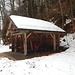 Verpflegungshalt bei leichtem Schneefall bei der Hütte des Picknickplatzes unmittelbar ob der ehemaligen Höhenklinik
