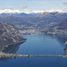 Der Damm von Melide - links der Monte San Salvatore und hinten die Bucht mit der Stadt Lugano - darüber die verschneiten Alpen