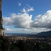 Blick vom Park auf Palermo, das Meer, die Berge und die Wolken.
