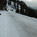 Der Fahrweg ist wegen Eisbedeckung unbegehbar, deshalb muss ich links im Schnee gehen!