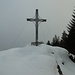 Am Gipfelkreuz des Kleinen Pölven im Nebel.