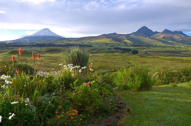 Links Cotopaxi, rechts Rumiñahui.