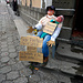 Ecuadorianischer Silvesterbrauch: Puppen zieren Vorgärten und werden sogar vor's Auto gebunden.