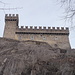 Die Burg Sasso Corbaro thront auf einem Granitfelsen