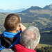 Drei Generationen: Mein Vater und mein Sohn sind mit mir & einem Feldstecher am entdecken der nächsten Gipfelziele :-)